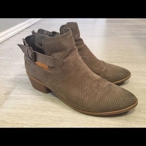 9.5 dv (Target) taupe booties